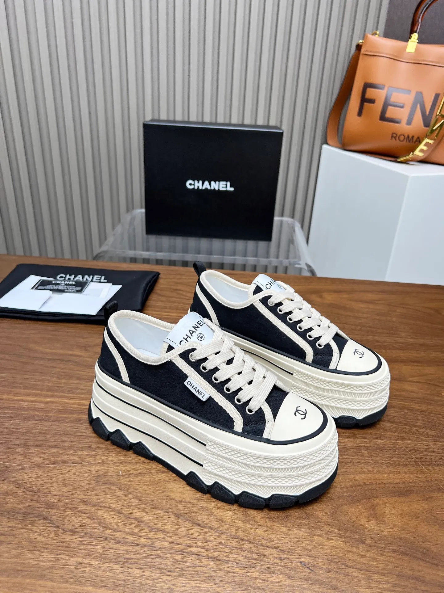 👟👟Ex-factory price 460👟👟 Top version, original quality! ! ! Chanel Chanel - 2025 biscuit shoes, the top casual sports shoes in the counter. This classic design; the style of the upper is made of various craftsmanship; the outsole is fashionable and sporty; the unusual inclusion of a variety of color matching elements... The diversified mix and match is very beautiful and versatile, casual, fashionable, sports and outdoor can be taken into account... ꫛꫀꪝ Go➫ Material: ❶Upper made of: original canvas ❷Inside made of: sheepskin ❸Outsole based on: Original TPU combination outsole, counter quality packaging, complete set for women 35–40